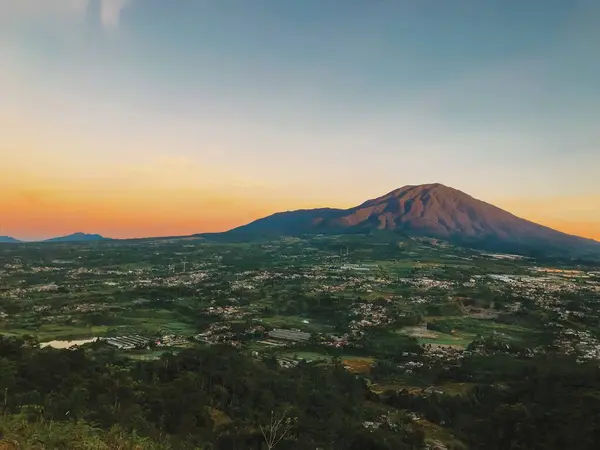 Gölün üzerinde güzel bir gün batımı