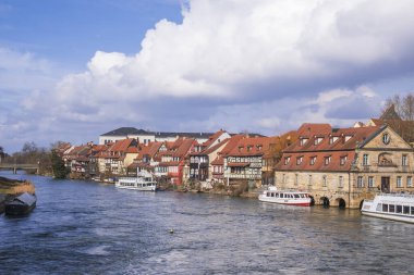 Bamberg rıhtımının güzel manzarası. Tarihi binaları ve tekneleri var.