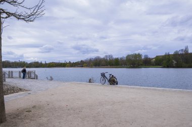 Park etmiş bisikletleri ve Woerther 'de sakin suları olan kum gölü. Nuremberg' de görüşürüz..
