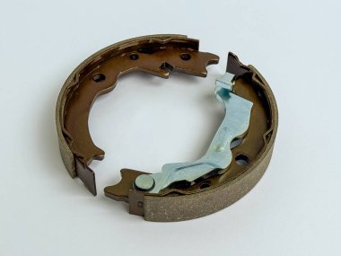 Otomotiv park fren ayakkabısı yakın çekim görüntüsünde, beyaz arka planda izole edilmiş. Frenleme sisteminin temel bileşeni, güvenilir park güvenliğini sağlamak..