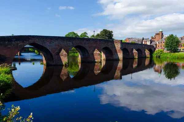 Dumfries, Dumfries ve Galloway İskoçya 'daki Nith Nehri üzerindeki Devorgilla Köprüsü' nün genel manzarası.