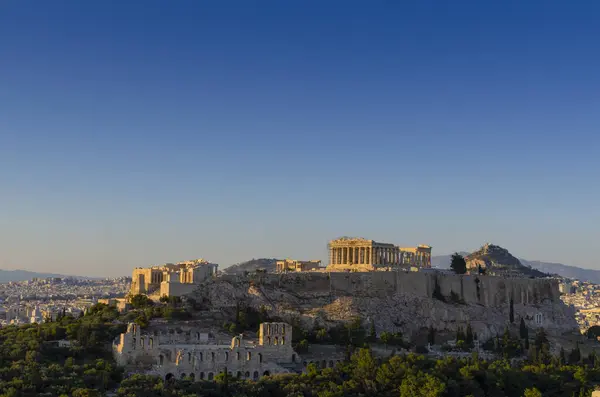 Atina 'da Partenon ve Antik Akropolis' in akşam manzarası