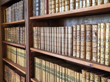 Kaledeki eski kütüphane, antika kitaplar.