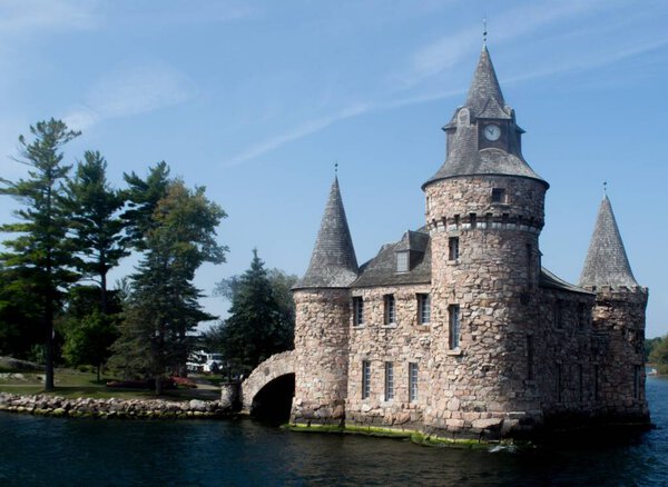 Фотография красивого исторического замка, расположенного на реке Св. Лаврентия, Александрийский залив NY.