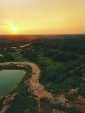 Gölün üzerinde güzel bir gün batımı