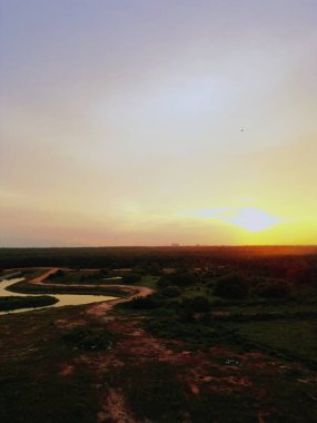 Denizin üzerinde güzel bir gün batımı