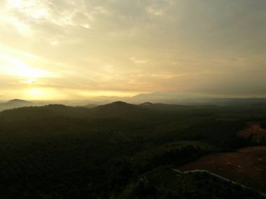 Dağların ardında güzel bir gün batımı