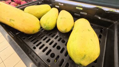 Süpermarket meyve, sebze ve kurutulmuş ürünlerin sergilendiği bölüm