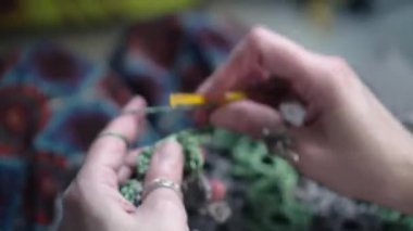 Eller yakın plan örgü ören kadın el yapımı çiçek desenli iplik iç mekanda