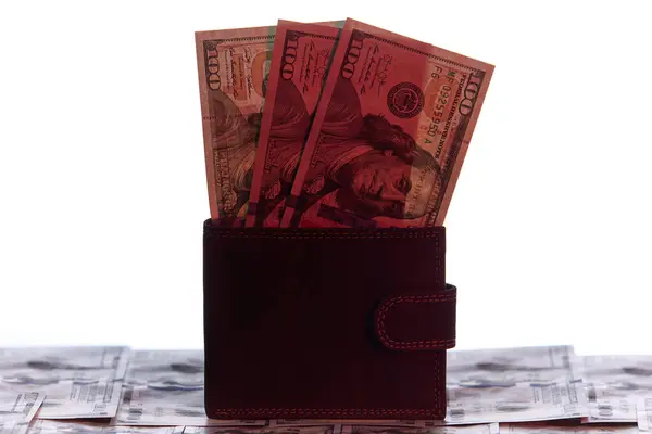 Para ve cüzdanın kavramsal finansal imajı, bankacılık veya yatırım görselleri için uygundur