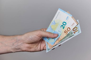 Tarafsız bir zemine yayılmış çeşitli uluslararası banknotlar (dolar, avro, zloti, şekeller). Küresel finans, döviz, para veya uluslararası işletmeleri temsil eder.