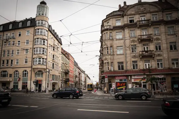 Dresden, Almanya - 18 Eylül 2014 - Şehir manzarası, tarihi mimari, şehir sokakları, Avrupa seyahatleri, Saksonya turizmi, barok binalar, kafeler, tramvaylar, eski kasaba, kültür mirası