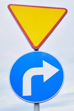 Yuvarlak mavi trafik işaretinin yakın çekimi, açık havada açık havada yakalanan zorunlu bir sağa dönüş olduğunu gösteriyor..