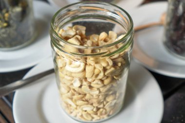 Sağlıklı fındıklar şeffaf cam bir kavanozda servis edilir..