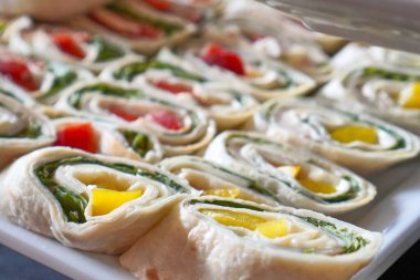 Sebze ve sebzeli dilimlenmiş yumurta dürümleri lezzetli kahvaltı dürümleri olarak servis edilir..