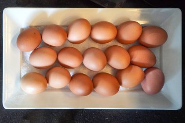 Organik kahverengi yumurtalar paslanmaz çelik bir büfe tepsisinin üzerinde kahvaltı tezgahında..