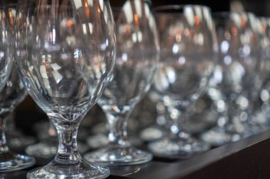 Temiz şarap bardakları servis için ahşap tezgahın üzerine dizilmiştir..