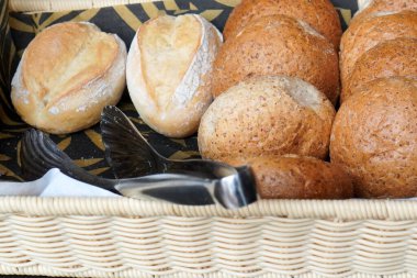 Dokuma sepetinde doğranmış taze çörekler. Kahvaltı için ekmek, pasta..