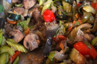 Tabakta soğan ve dolmalık biberli kızarmış et parçaları. Akşam yemeği.