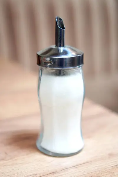 Restoranda masanın üzerinde duran bir şişe yağ. Salata sosu, sos..