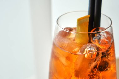 Macro shot Aperol spritz kokteyli. Buz küpleri ve limon dilimli.