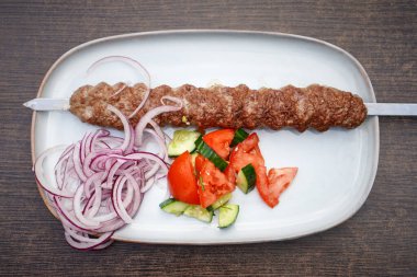 Domatesli ızgara kebap ve soğan turşusu