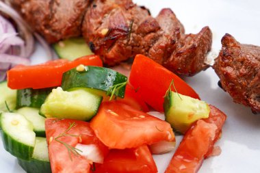 Salatalık, domates ve soğan salatası.