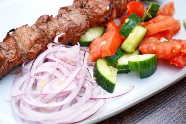 Sebze salatası ve soğanlı ızgara kebap.