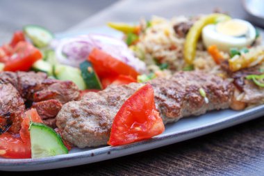 Pirinç, domates ve limonlu kebap.