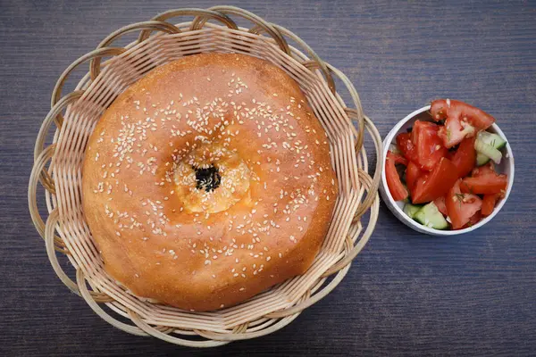 Özbek ekmeği turşulu sebzelerle servis edilir