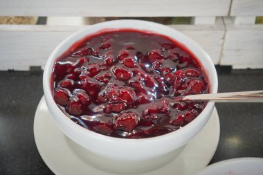 Reçel reçeli büyük metal bir tencerede konserveler için pişiriliyor..