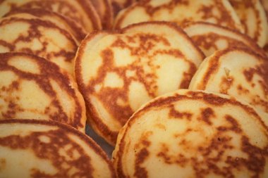 İnce krep ya da blini bir tabakta üst üste dizilmiş, kahvaltı ya da kahvaltı için uygun..