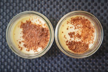 Rameins 'de pişmiş kremalı tatlı ve kahverengi kapaklı, sıcak servis edilmeye hazır..