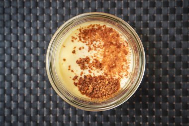 Tek pişmiş krema ve karamelize yüzey, klasik bir tatlı porsiyonu..