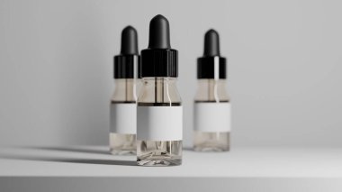 Siyah kapaklı üç temiz cam damlacık beyaz bir yüzey üzerinde yan yana duruyor.