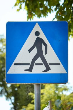 Mavi bir yaya geçidi işareti.