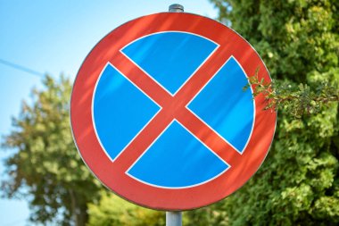 Dur işareti yok. Kırsal kesimde açık bir günde çekilmiş, trafik kuralları ve yol güvenliği kurallarını simgeliyor..