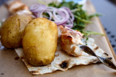 Haşlanmış patates, ızgara tavuk ve sos.