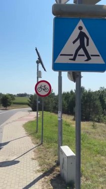 Yaya geçidi tabelasının videosu. Köy yolundaki bisiklet tabelasıyla birleştirilmiş.