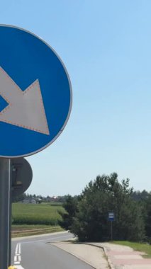 Yaya geçidinin ve yol kavşağının yakınına yerleştirilmiş bir sağa dönüş okunu gösteren bir yol işareti videosu