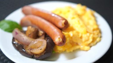 Sosis ve sebzeli omlet tabağı.