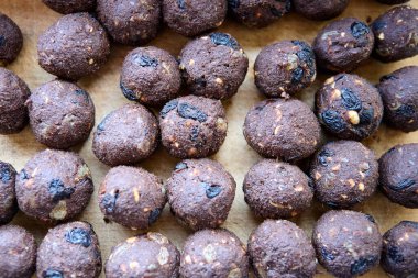 Hurmalardan, fındıklardan, kuru üzümlerden ve kakaodan yapılmış ev yapımı vejetaryen tatlılar.