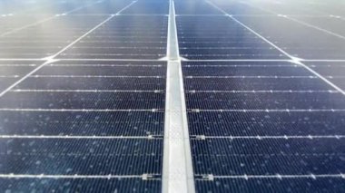 Yenilenebilir enerji için güneş ışığını yakalayan geniş bir güneş enerjisi alanı.