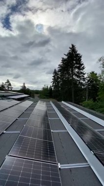 Çatıya bulutlu gökyüzü arkaplanlı güneş fotovoltaik panelleri kurulmuş