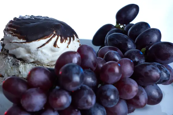 Bir kase üzüm ve kremalı tatlı..