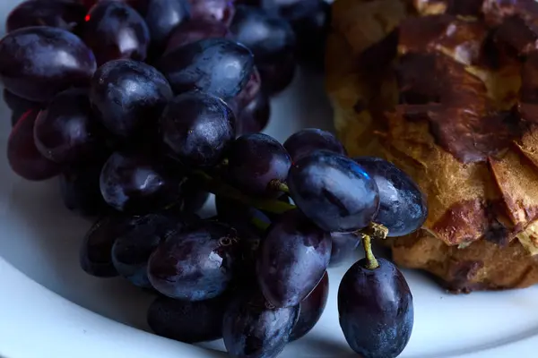 Yakın plan üzümlü ve ekinlikli tatlı..