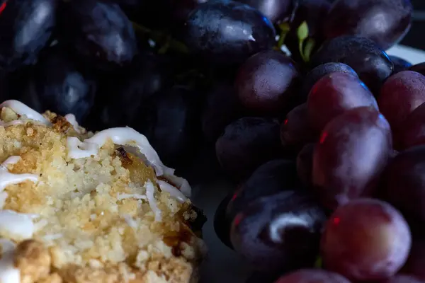 Pasta tabanında olgun mor üzümlerle kaplı ev yapımı tart tatlısı.