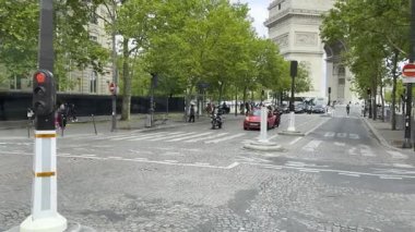 Paris, Fransa - 5 Temmuz 2023: Friedland Bulvarı 'ndan Arc de Triomphe yakınlarında araçlar ve insanlar