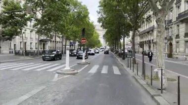 Paris, Fransa - 5 Temmuz 2023: Champs-Elysees yakınlarındaki Zafer Takı 'na doğru giden Friedland Bulvarı sokak manzarası