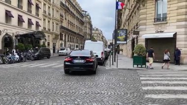 Paris, Fransa - 5 Temmuz 2023: Champs Elysees yakınlarında park halindeki arabalarla yan sokak manzarası